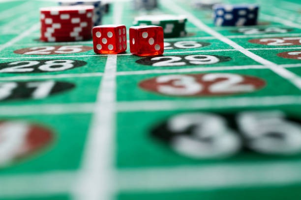 Studio live-dealer peta77 dengan tampilan roulette dan baccarat